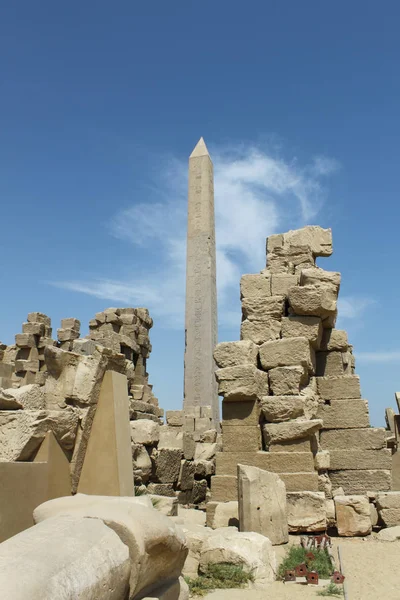 Ruiner och obelisk Karnaktemplet i Luxor, Egypten — Stockfoto