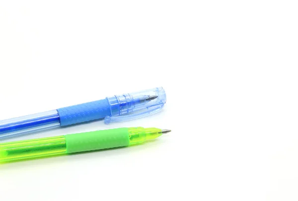 Beyaz arka plan üzerinde iki parlak renkli Jel kalemler — Stok fotoğraf