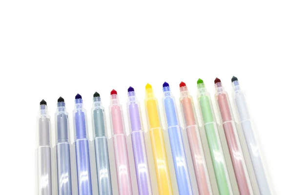 Abrir marcadores multicoloridos em um fundo branco — Fotografia de Stock
