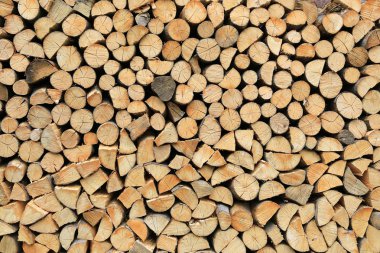 Yakacak odun yığını doğranmış tahta sandıklar yığılmış