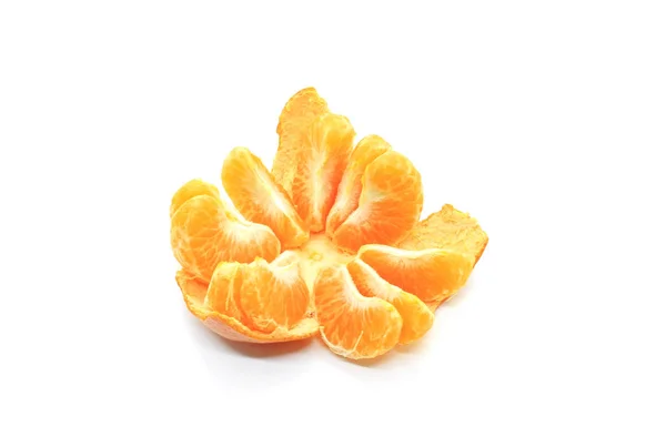 Saborosas fatias de tangerina, isoladas em fundo branco — Fotografia de Stock