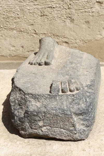 Piedi di vecchia statua, Tempio di Karnak, Luxor, Egitto — Foto Stock