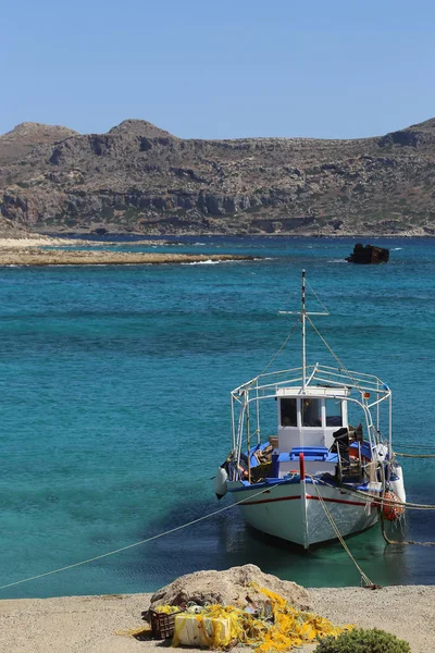 Fiskebåt nær kysten av Gramvousa på Kreta i Hellas – stockfoto