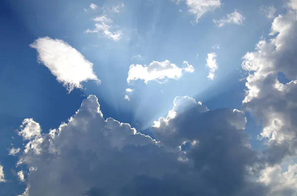 Paysage du ciel avec nuages et lumière du soleil — Photo