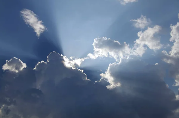 Cielo paesaggio con nuvole e luce solare — Foto Stock