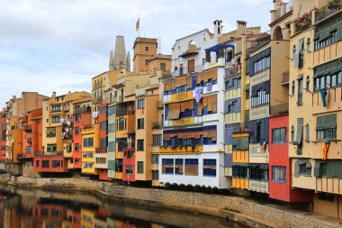 Girona'da Onyar Nehri üzerinde renkli eski evler