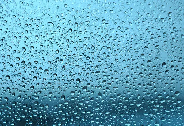 Gocce d'acqua su vetro, sfondo verde — Foto Stock