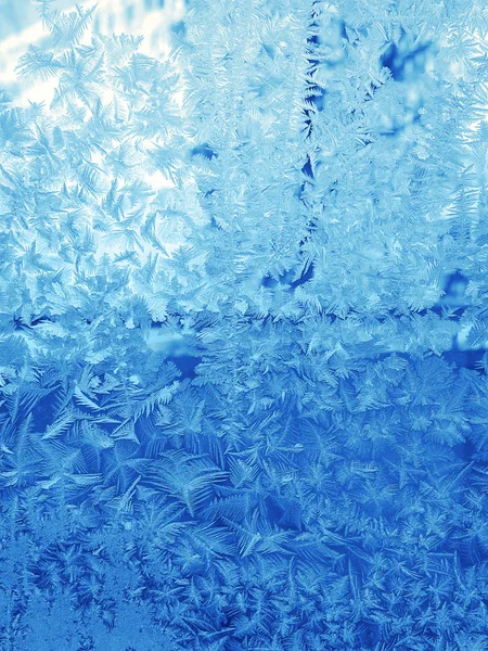 Hermoso patrón de hielo en vidrio de ventana de invierno —  Fotos de Stock