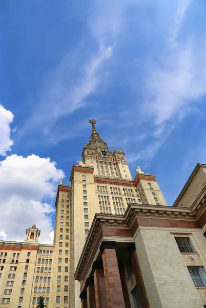 Moscow State University against blue sky — Stock Photo, Image