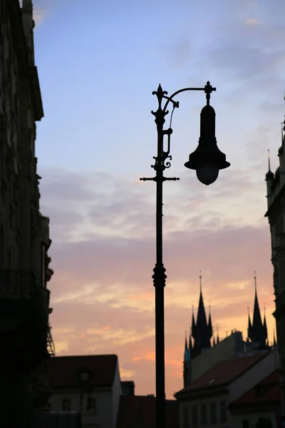 Lampada da strada vintage tradizionale e architettura del bellissimo Pr — Foto Stock