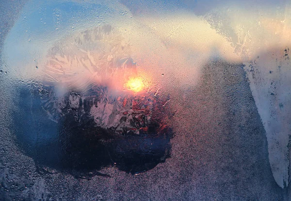 Padrão de gelo e gotas de água em vidro em uma manhã de inverno ensolarada — Fotografia de Stock