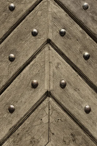 Fragment de vieilles portes en bois avec rivets métalliques — Photo
