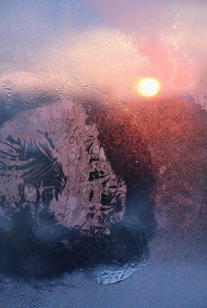 Güneşli bir kış sabahında camüzerine buz deseni ve su damlaları — Stok fotoğraf