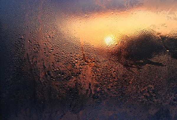Smältande is, vattendroppar och solljus på en vintermorgon på gla — Stockfoto