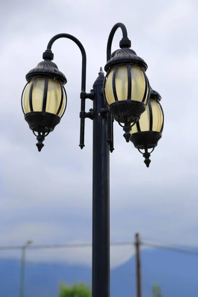 Vintage straat lamp tegen een bewolkte hemel — Stockfoto