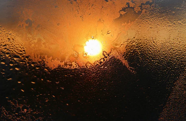冰图案，水滴和阳光在冬季窗户玻璃 — 图库照片
