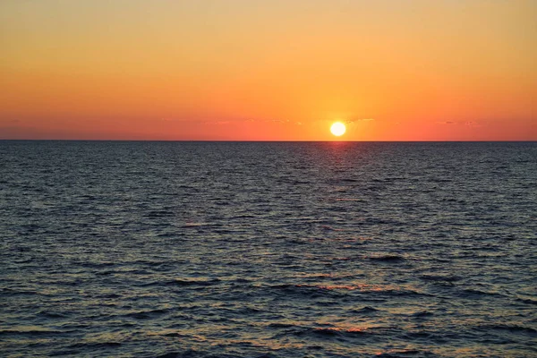 Indahnya matahari terbenam di laut — Stok Foto