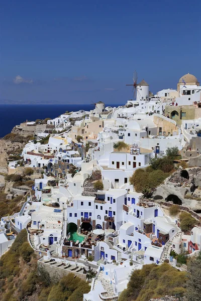 Utsikt över oia byn på Santorini ön, grekland — Stockfoto