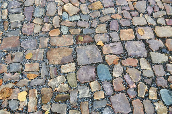 Oude stoep van stenen van verschillende kleuren en maten — Stockfoto