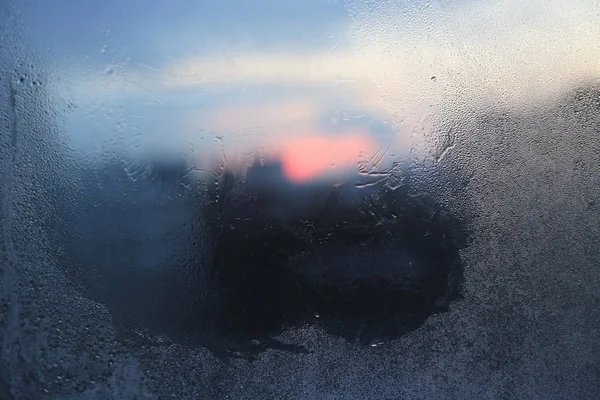 Padrões de gelo derretendo, gotas de água e luz solar no vidro — Fotografia de Stock