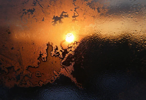 冰图案，水滴和阳光在冬季窗户玻璃 — 图库照片