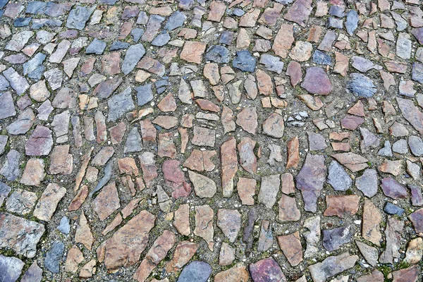 Farklı renk ve boyutlarda taşların eski kaldırım — Stok fotoğraf