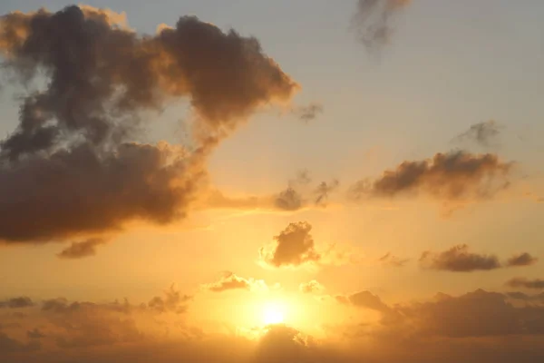 Schöner orangefarbener Sonnenuntergang und Sonnenaufgang — Stockfoto