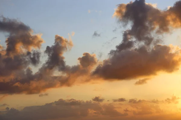 Pôr-do-sol dramático e céu nascente — Fotografia de Stock
