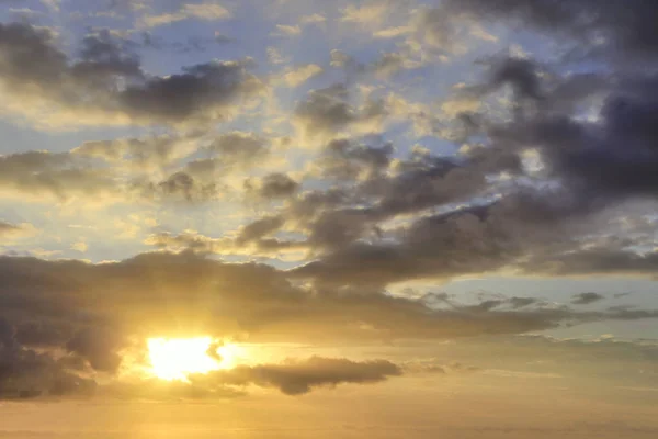 Dramatischer Sonnenuntergang und Sonnenaufgang — Stockfoto