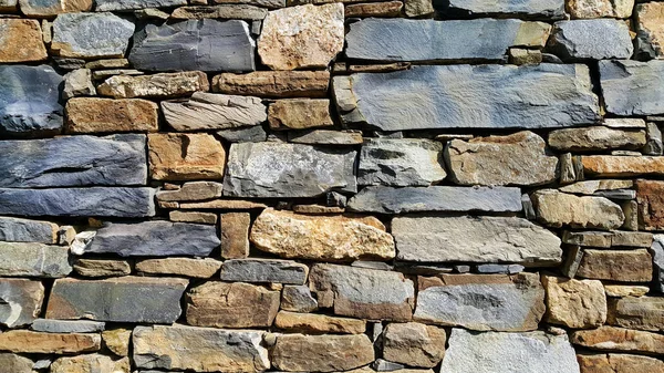 Parede velha de pedras de várias formas — Fotografia de Stock