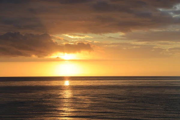 Erstaunlicher Sonnenaufgang auf See am Morgen — Stockfoto