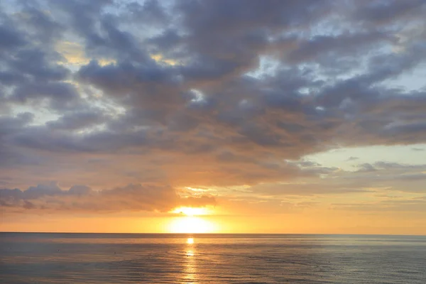 Erstaunlicher Sonnenaufgang auf See am Morgen — Stockfoto