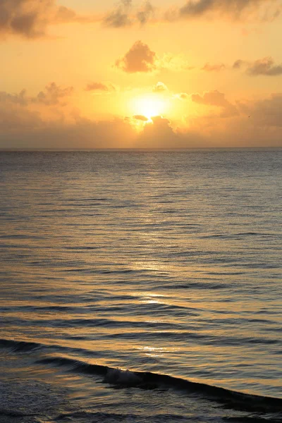 Erstaunlicher Sonnenaufgang auf See am Morgen — Stockfoto