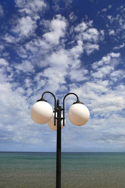 Lampadaire Contre Ciel Bleu Avec Des Nuages Blancs Mer Crète — Photo