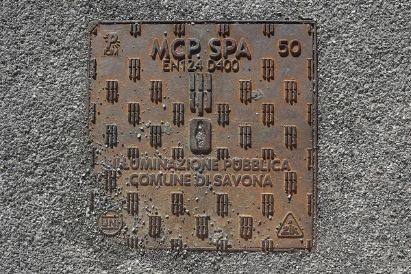 Savona Italy September 2019 Street Manhole Cover Crushed Stone Background — Stock Photo, Image