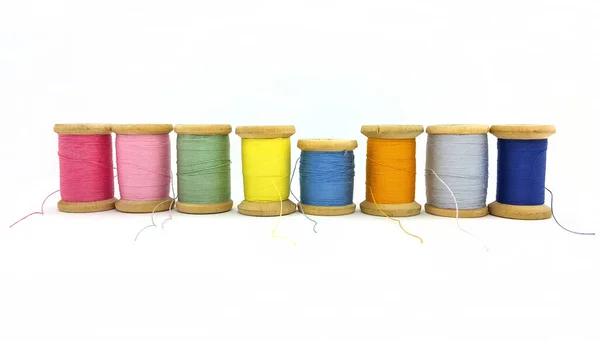 Carretes Hilos Multicolores Brillantes Aislados Sobre Fondo Blanco —  Fotos de Stock