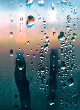 Doğal su damlaları ve cam üzerine güneş ışığı, yakın plan, soyut renk arka plan