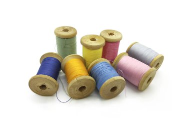 Beyaz arkaplanda izole edilmiş çok renkli iplikçikler