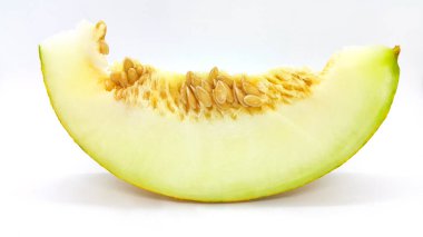 Tohumlu olgun kavun dilimi, beyaz arka planda yakın plan