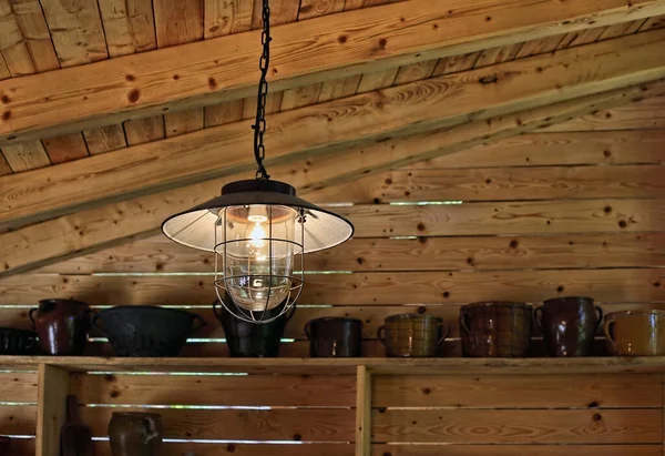 木造納屋の中に吊るされたヴィンテージスタイルのランプのクローズアップ — ストック写真