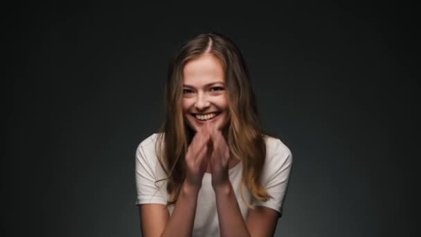 Портрет молодої красивої білої жінки, яка сміється і посміхається на камеру . — стокове відео