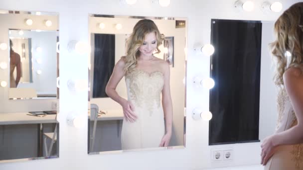 Portrait Jolie Jeune Femme Avec Beau Maquillage — Video