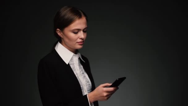 Mulher atraente bussines morena com mensagens de texto de telefone — Vídeo de Stock