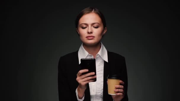 Atraente morena bussines mulher mensagens de texto e sorrindo — Vídeo de Stock