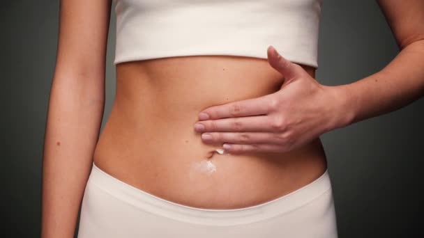 Çekici kadın çıplak mide karnı sürtünme — Stok video
