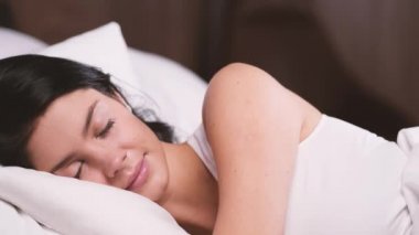 Çekici genç kız evde. Onun yatağında uyuyan