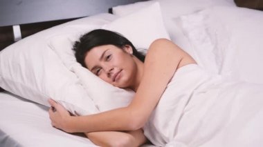 Çekici genç kız evde. Onun yatağında uyanmak