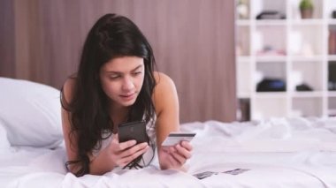 Çekici genç kız evde. Telefonuyla ilgili alışveriş online