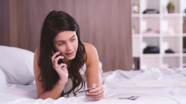 Çekici genç kız evde. Telefonuyla ilgili alışveriş online