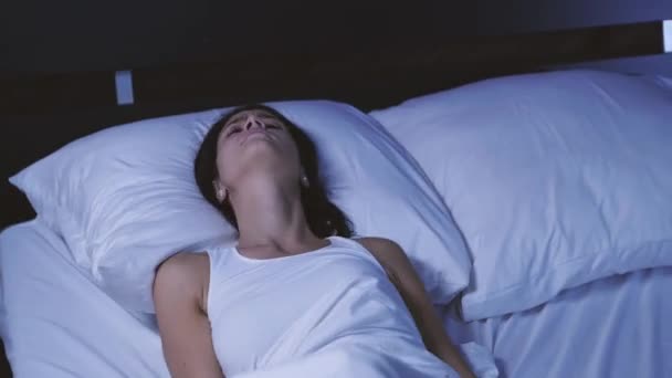 Muchacha atractiva en casa. Tratando de dormir — Vídeos de Stock